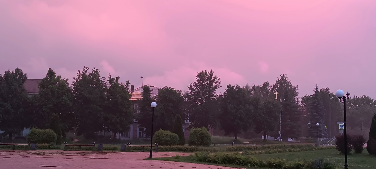Розовым в золоте закатом любовались жители Буя. Много фото