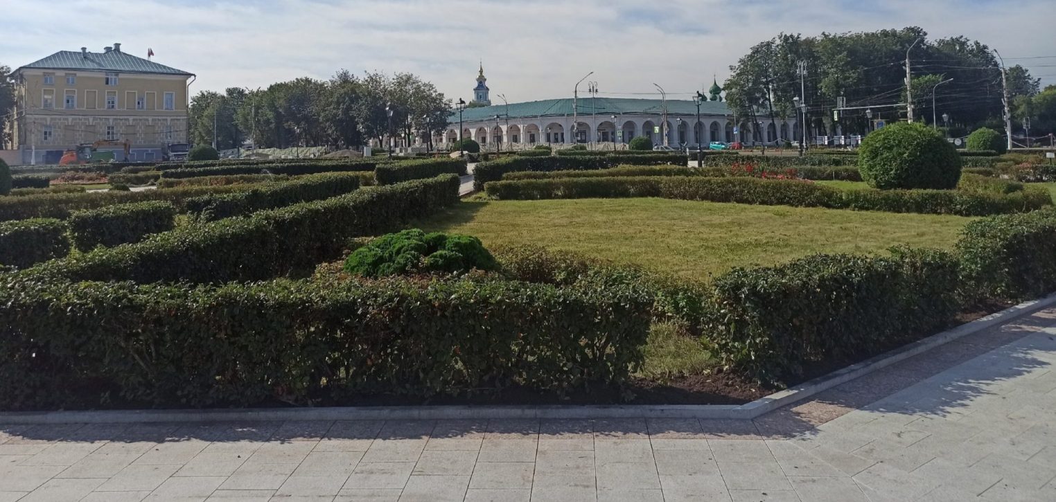 На Сусанинской площади Костромы высаживают цветы