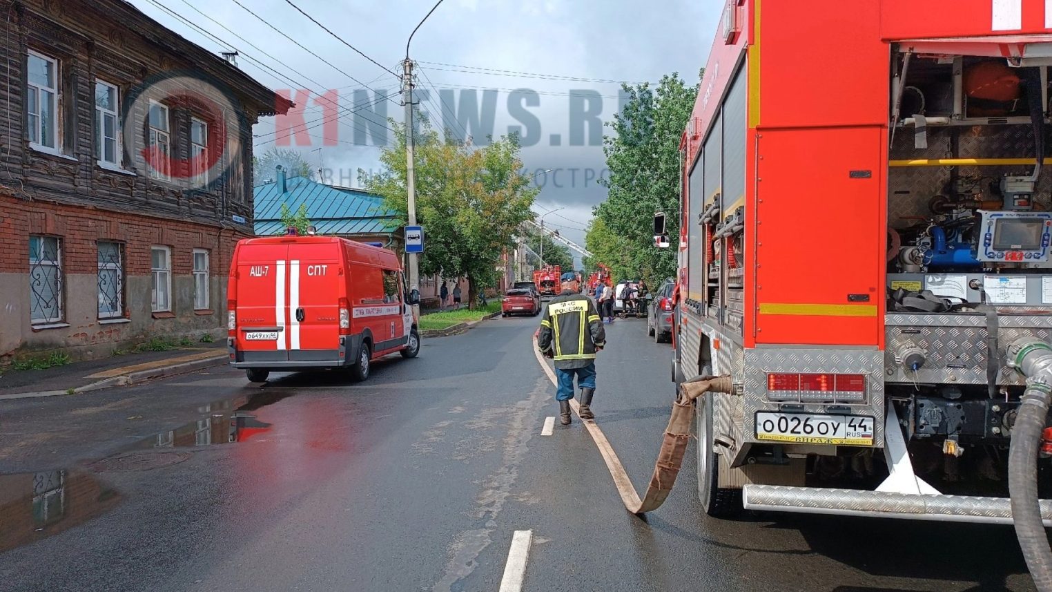 В Костроме горит очередная "заброшка"