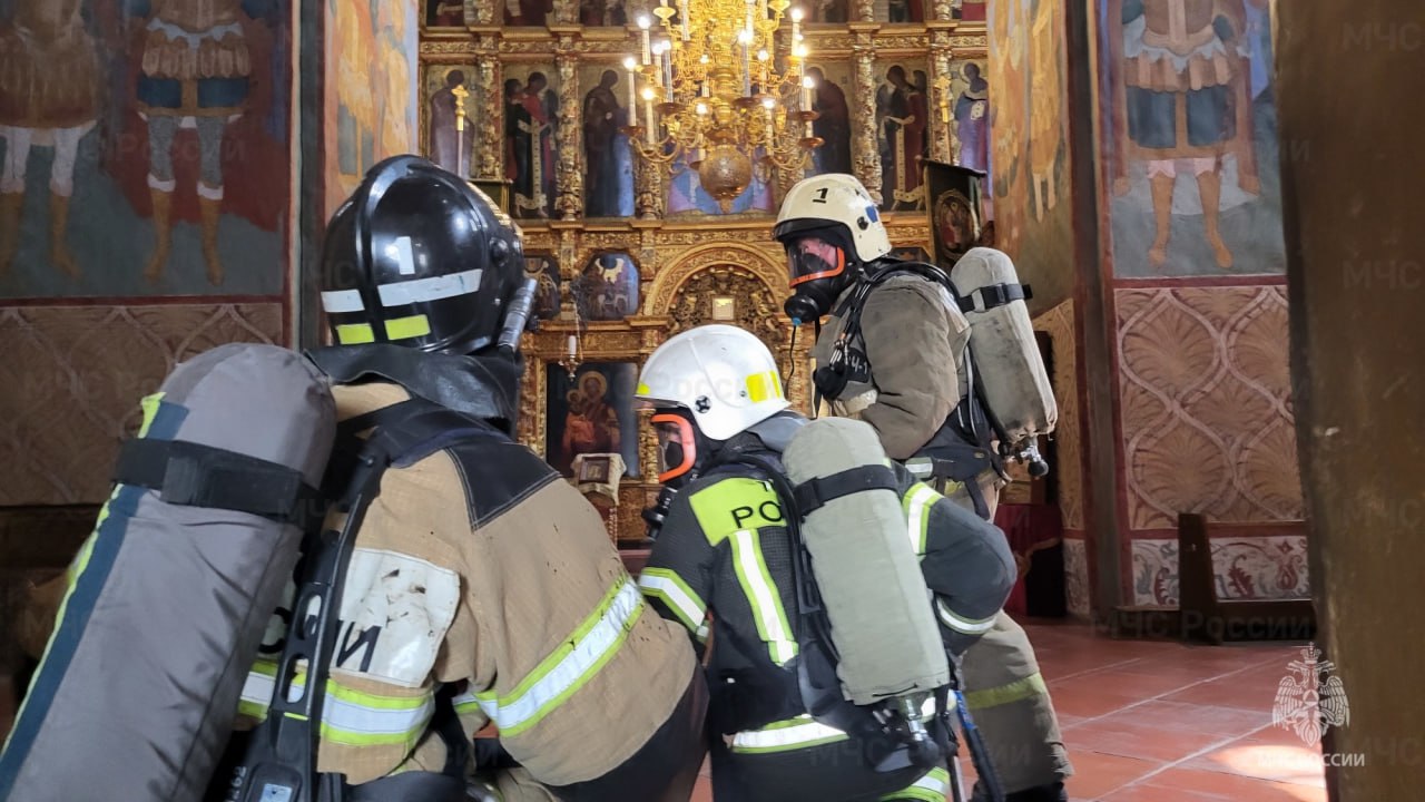 Пожар «вспыхнул» в Ипатьевском монастыре Костромы