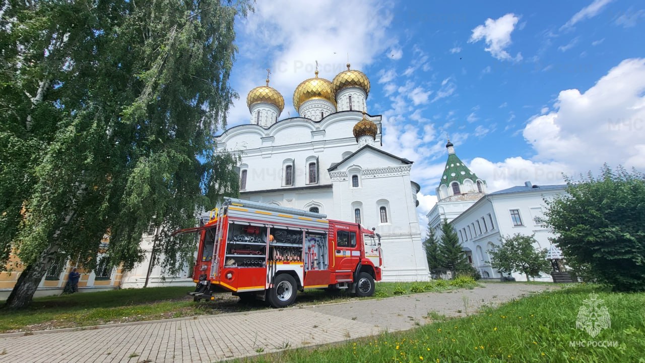 Пожар «вспыхнул» в Ипатьевском монастыре Костромы