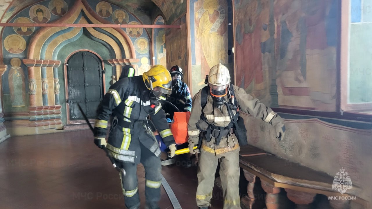 Пожар вспыхнул в Ипатьевском монастыре Костромы