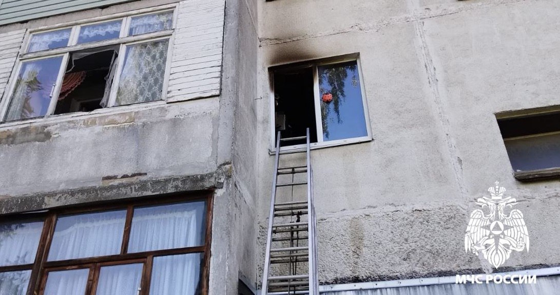 Пять человек чуть не погибли в пылающей квартире в Костроме