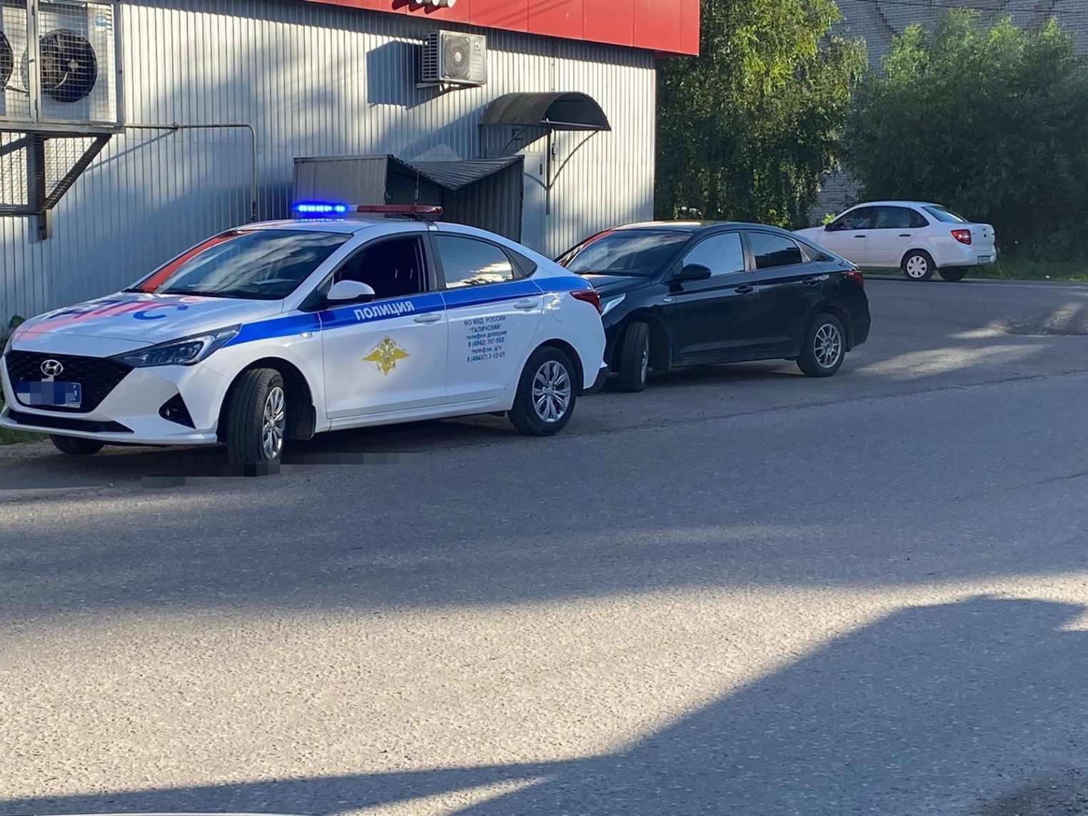 Иномарка сбила подростка во дворе дома под Костромой