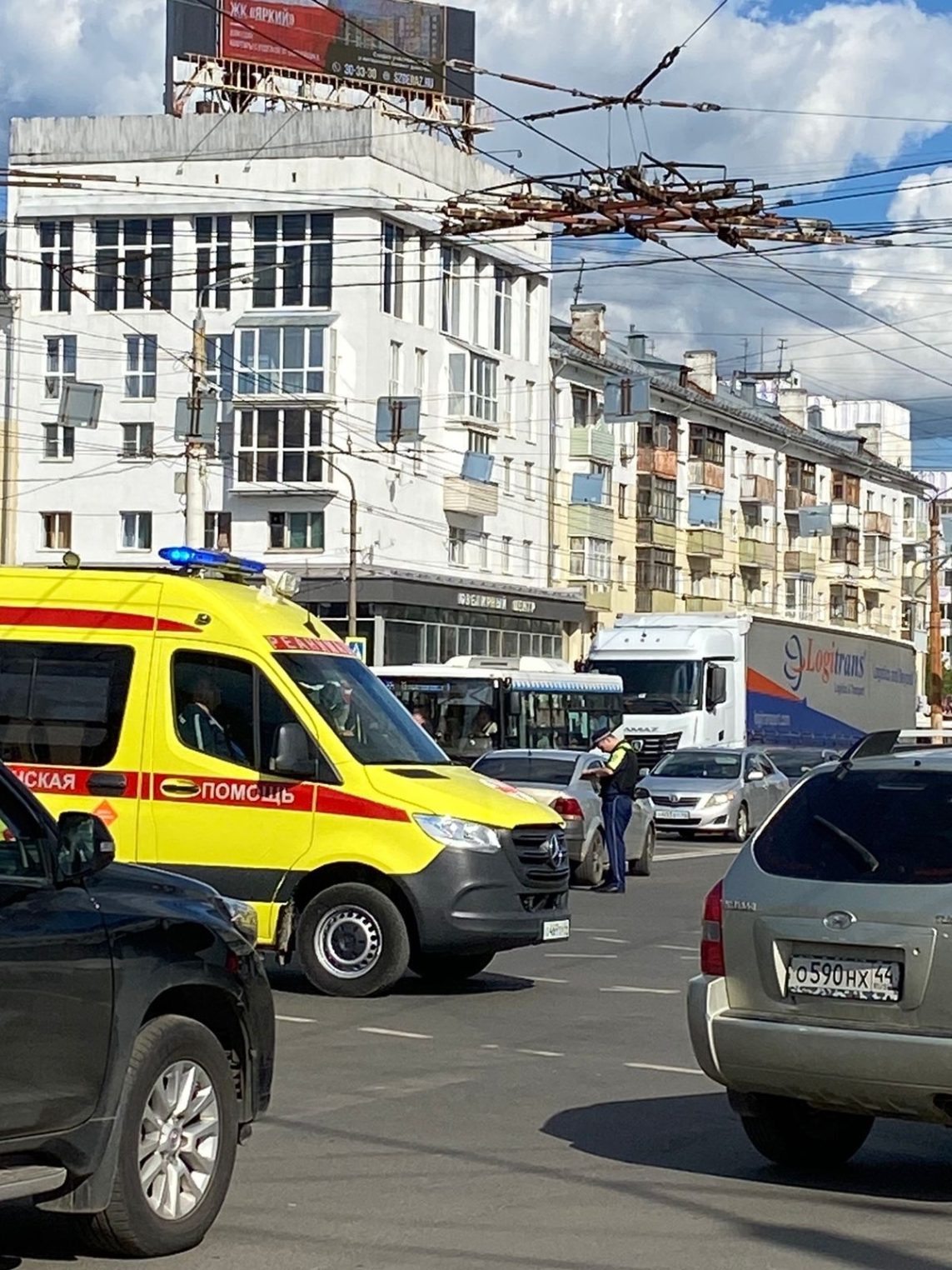 На перекрестке перед мостом в Костроме сбили мотоциклиста