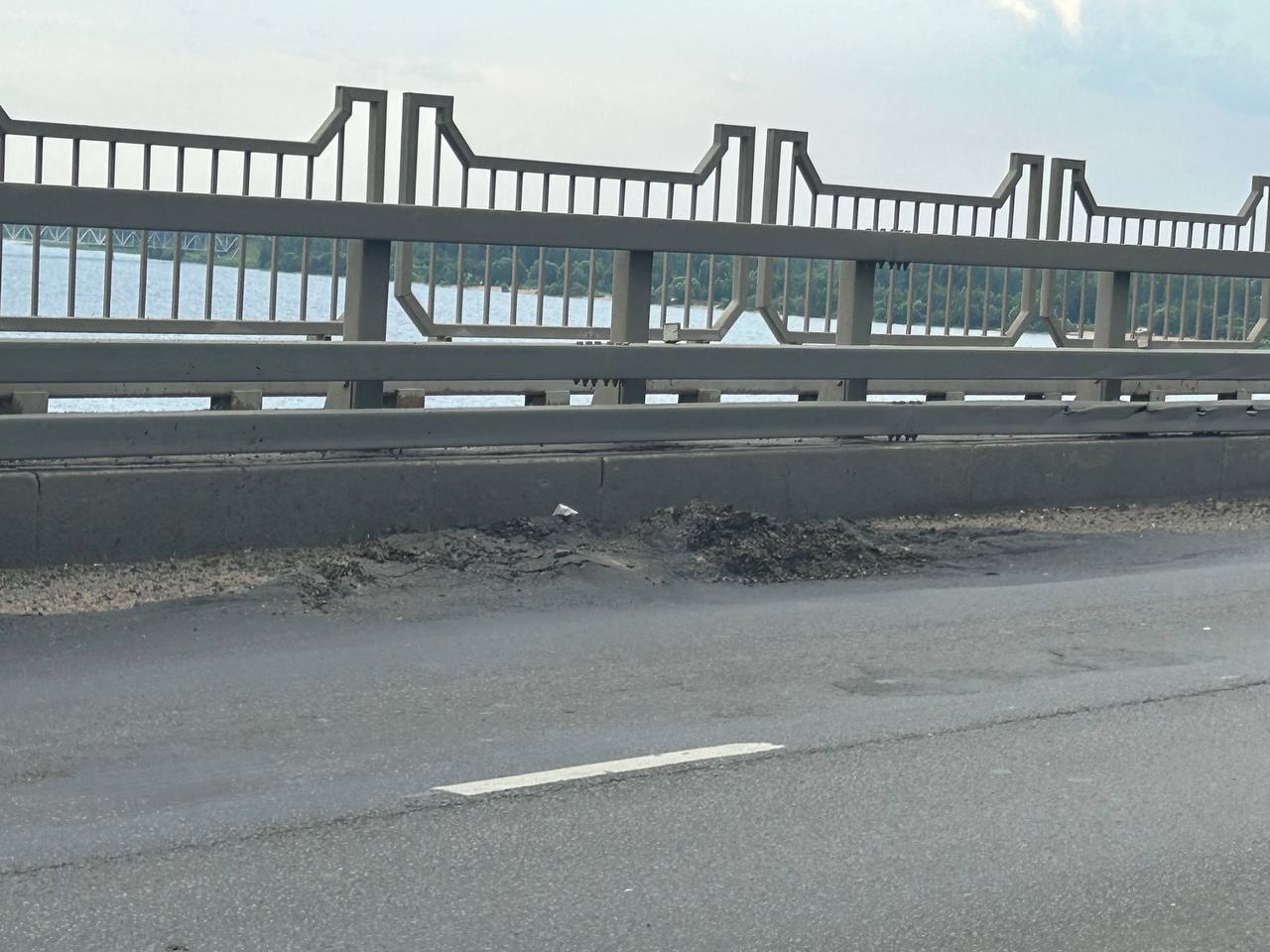 Июльское пекло разрушило покрытие моста в Костроме