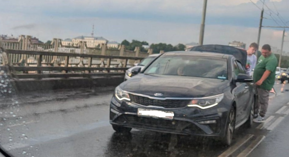 Сразу две аварии на мосту скоро парализуют движение в Костроме