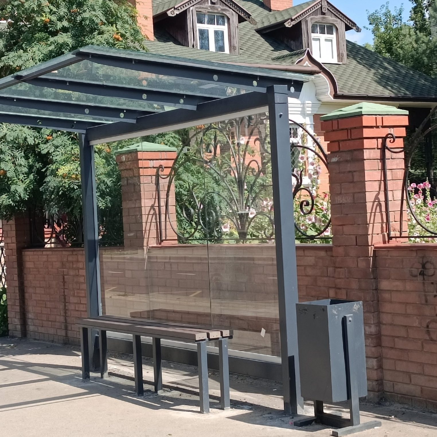 В Костроме на остановках появились теплицы