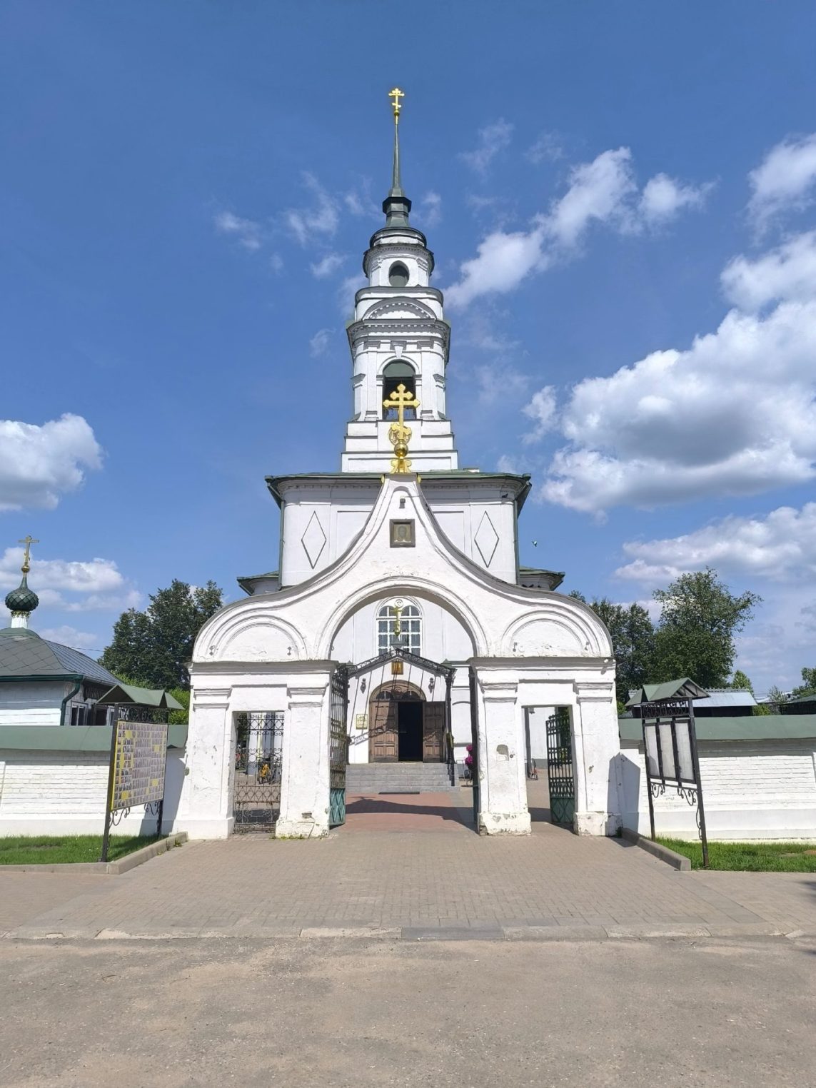 Некрополь знаменитых купцов вызвал огромный интерес у костромичей