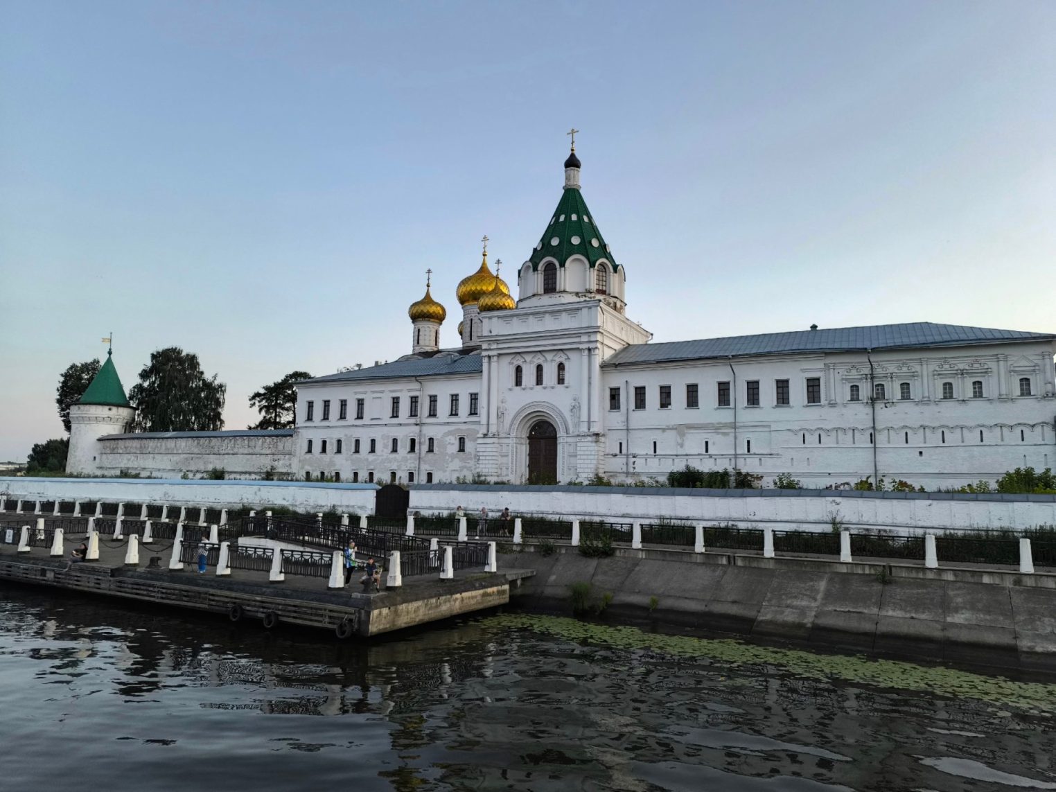 Поток туристов захлестнул Кострому этим летом