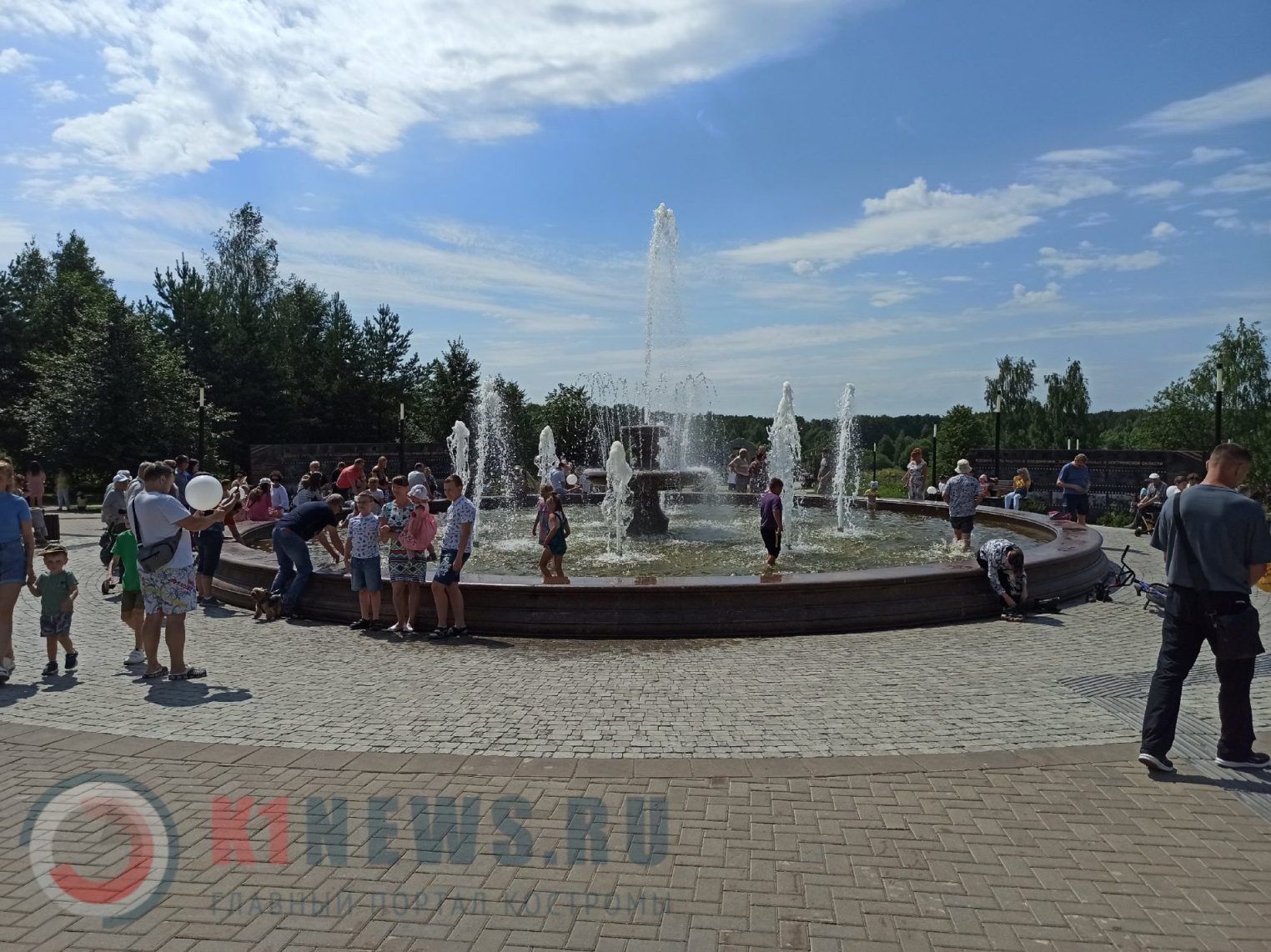 От жары костромичи спасаются в городских фонтанах