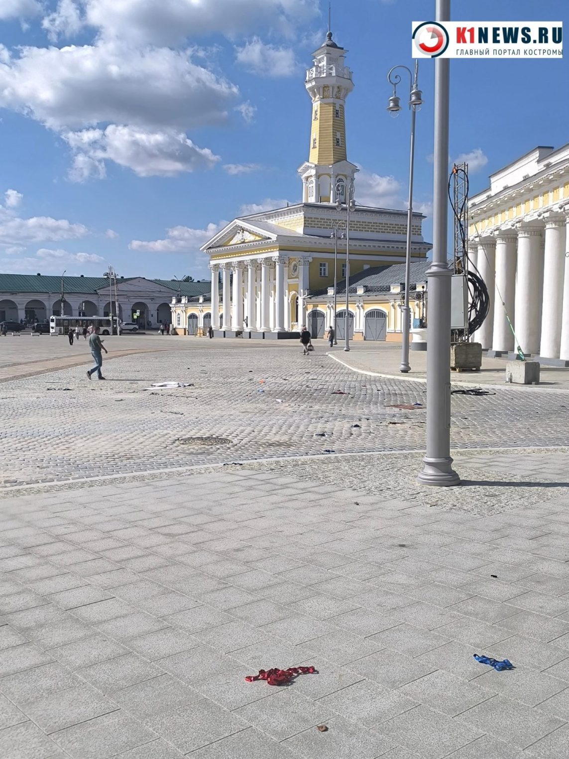 Пожилой костромич научил маму с ребенком выбрасывать мусор