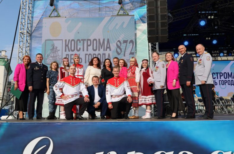 Артисты из семи регионов воспели мужество в Костроме