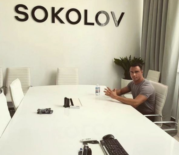 Сексуальный стюард из вирусного ролика стал лицом костромского бренда