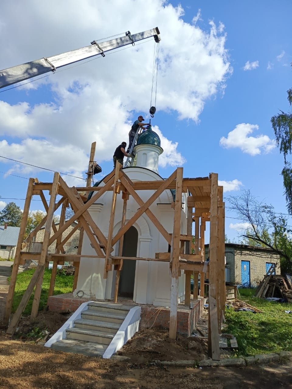 Новая часовня в Костроме обрела освященный купол