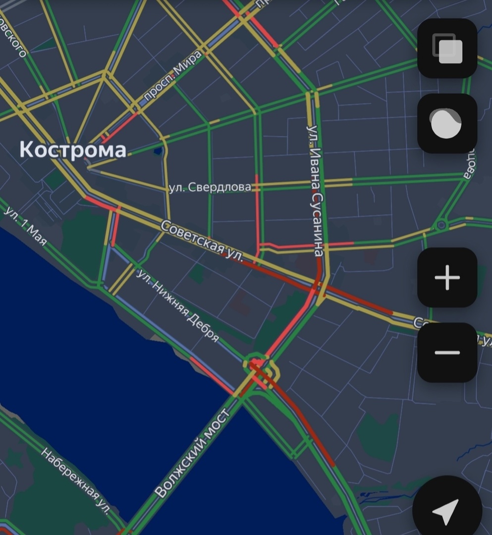 Заволжье стоит в огромной пробке