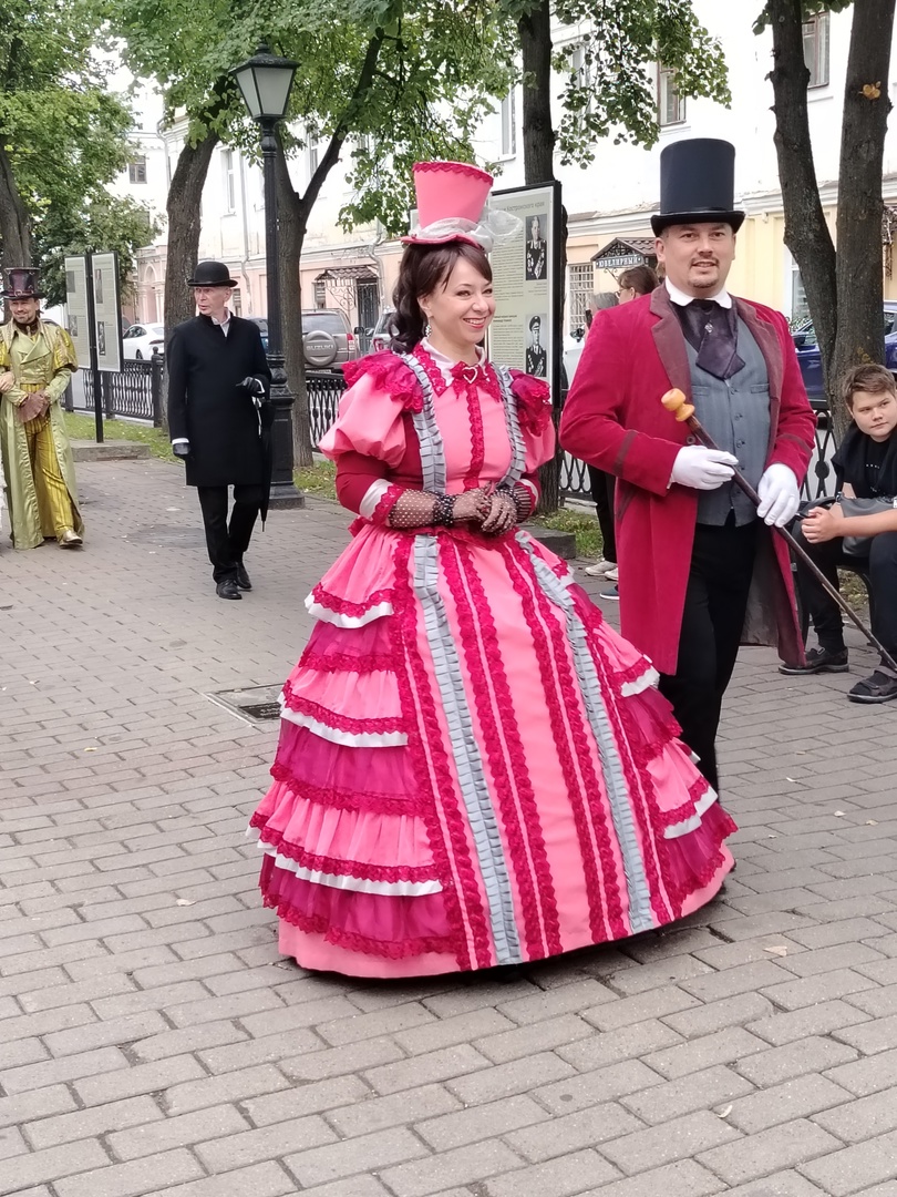 Тетя из Бразилии встретилась с Екатериной II и мушкетерами на проспекте Мира в Костроме