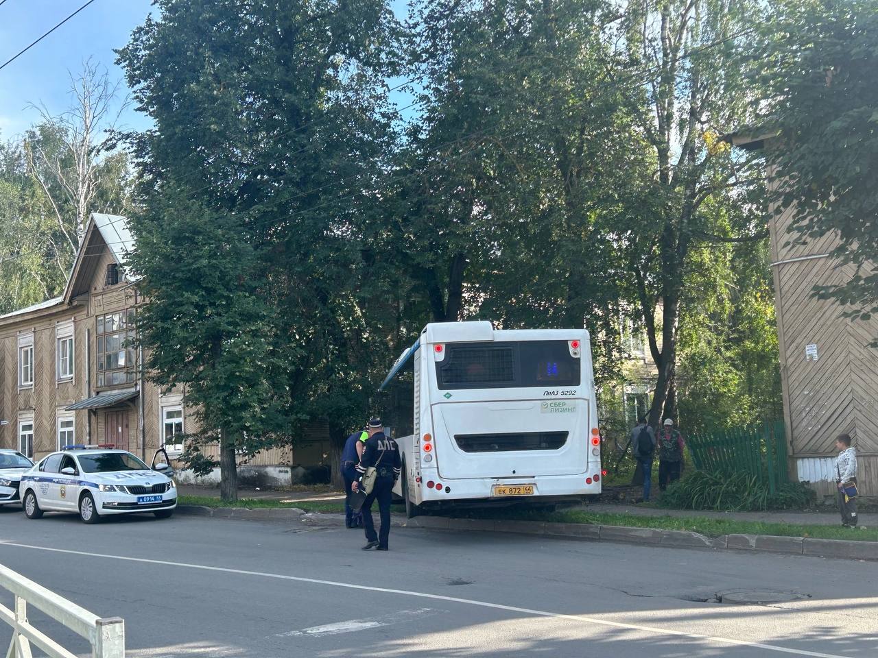 Автобус врезался в дерево на проспекте Текстильщиков в Костроме