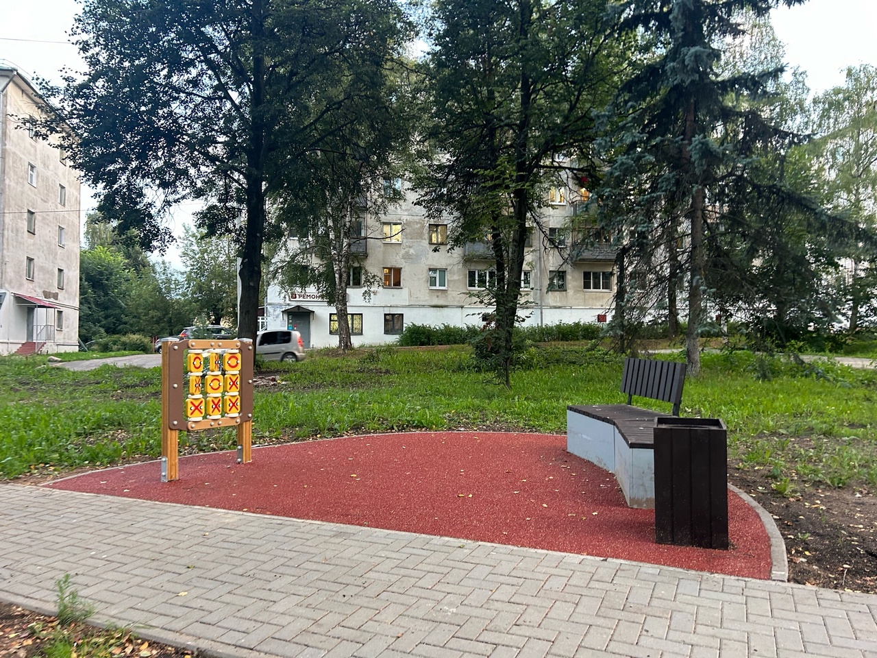 В сквере у площади Конституции появились фонари-"кочерги"