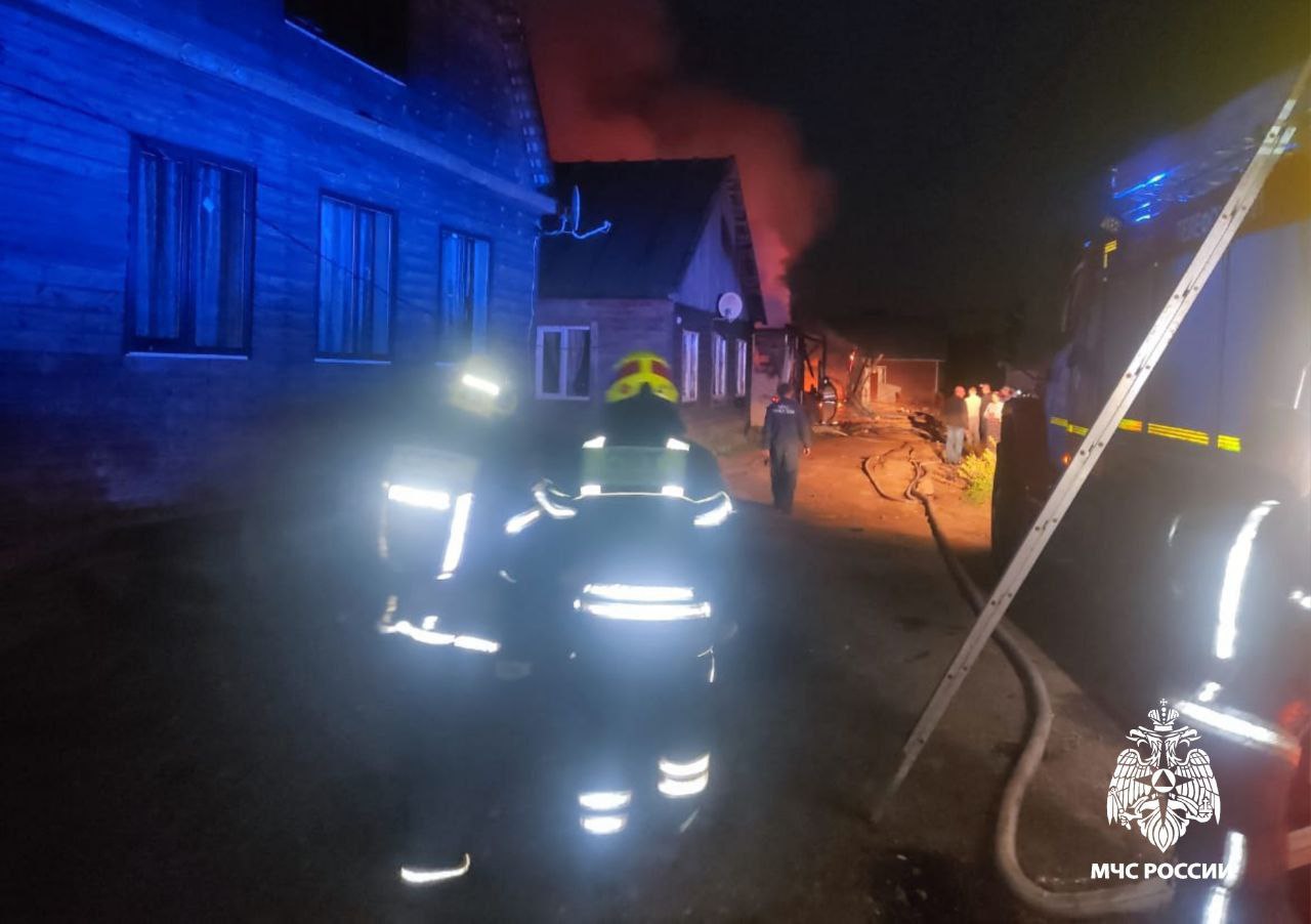 Огонь уничтожил два дома в деревне под Костромой