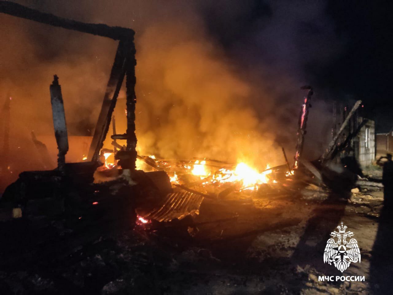 Огонь уничтожил два дома в деревне под Костромой