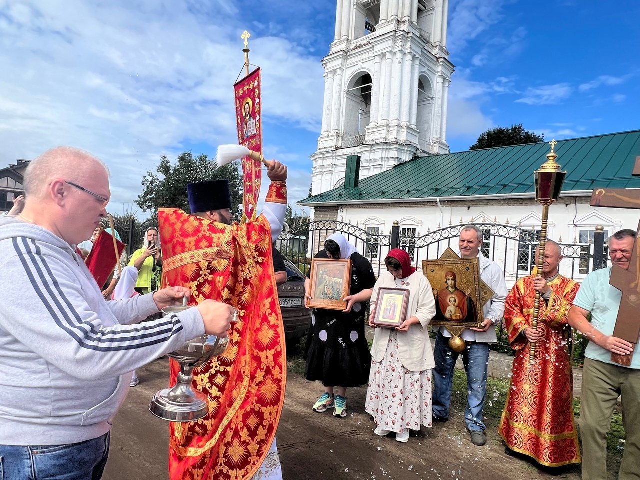 Губернатор Кирова молился в костромском храме в Ильин день