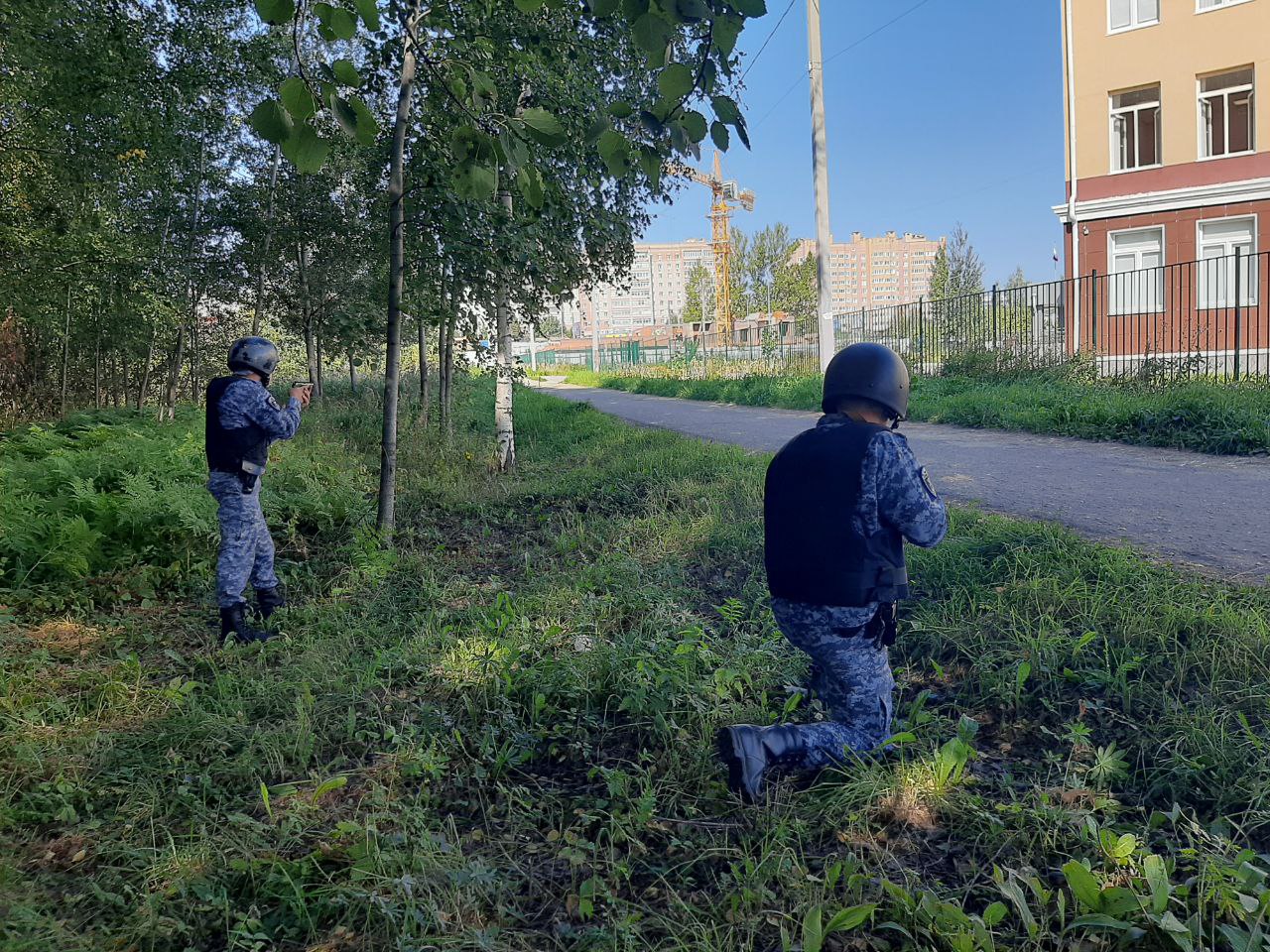 Росгвардейцы взяли штурмом школу в Костроме