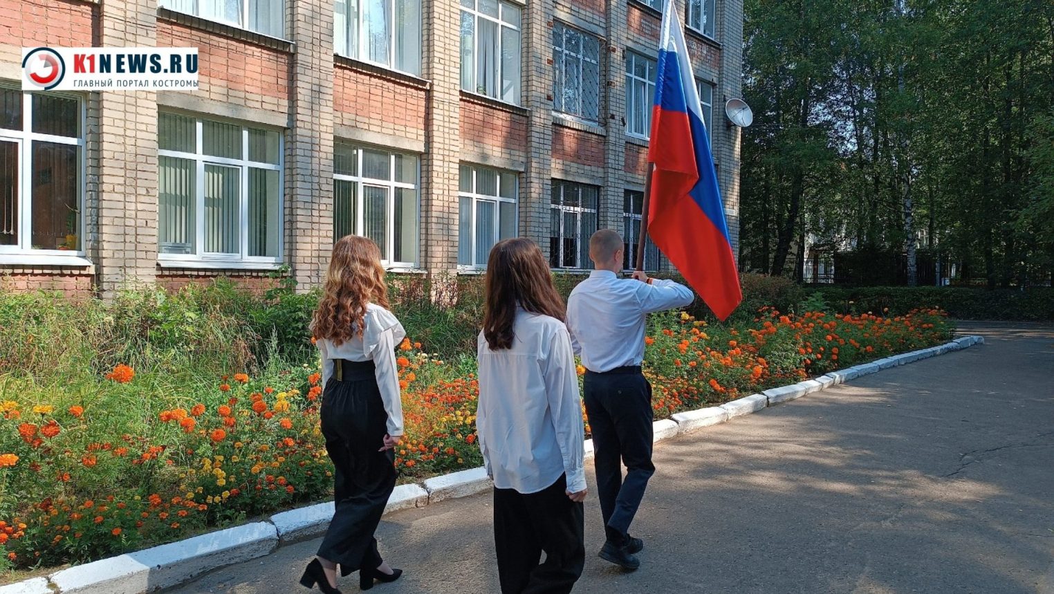 В костромских школах проходят торжественные линейки