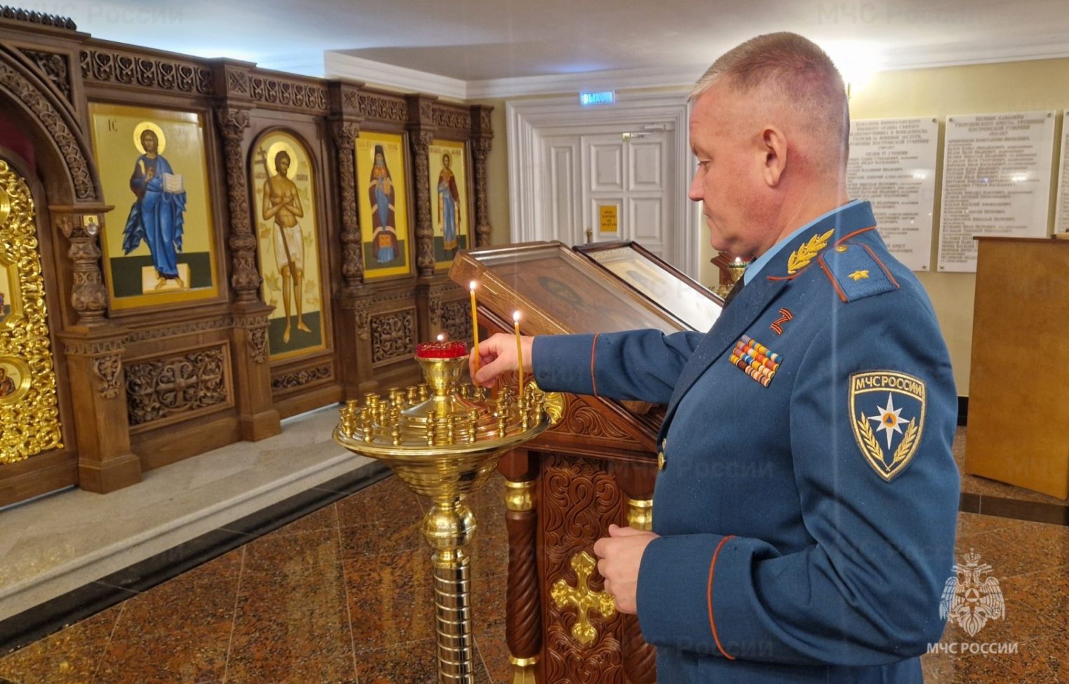 Спасатели молились у иконы Божией Матери о защите костромичей от огня