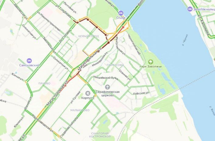 Гигантская пробка остановила движение на мосту через Волгу в Костроме
