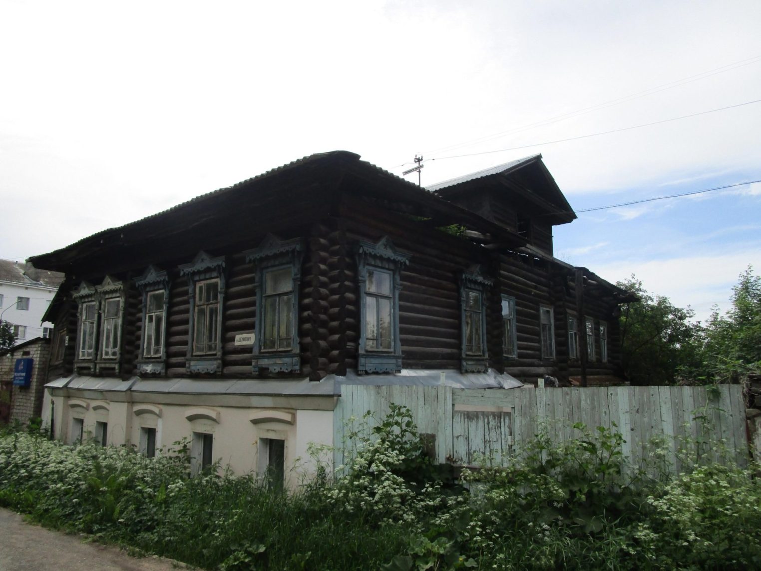 Ценный дом в центре Костромы вот-вот рухнет на головы прохожих