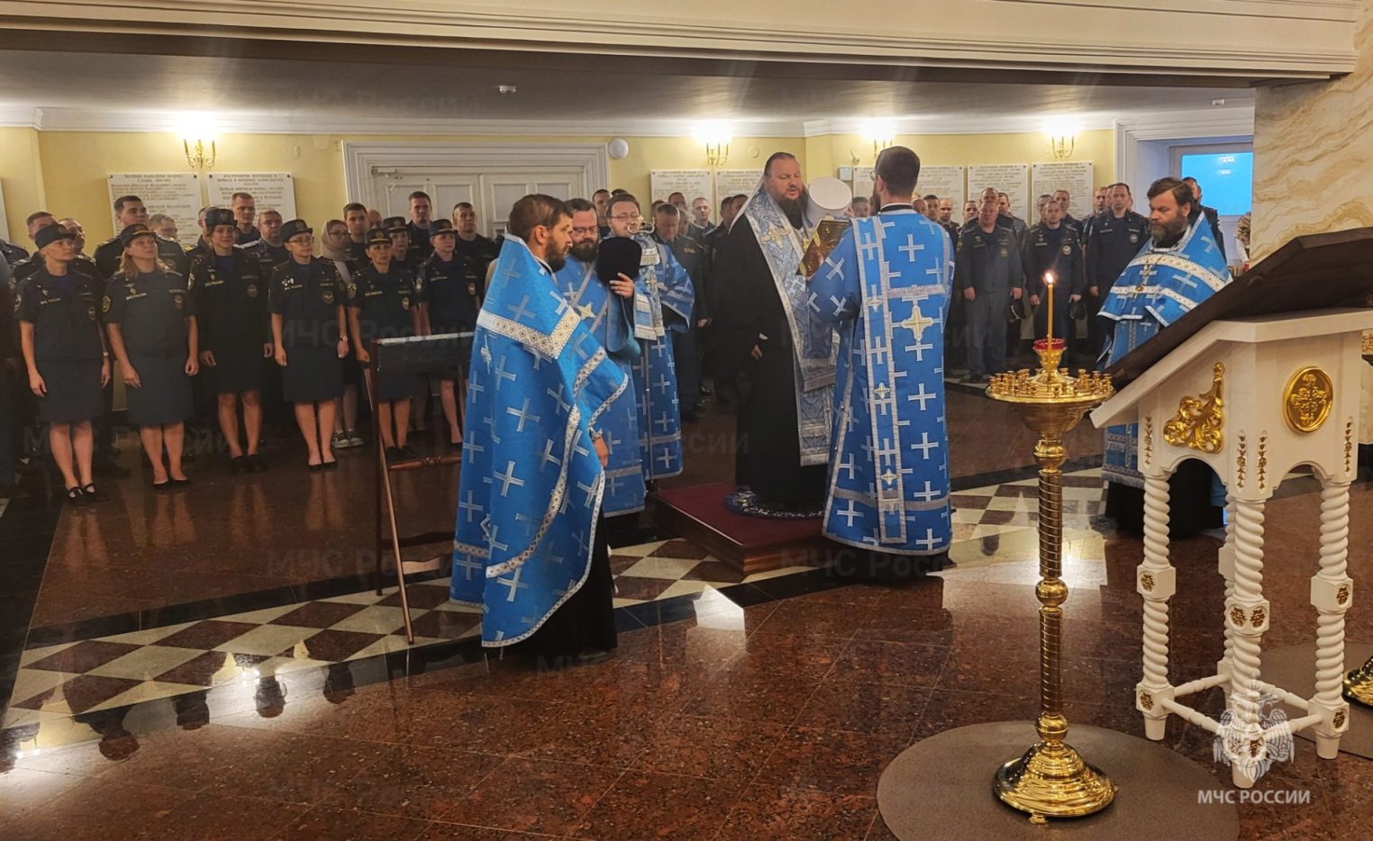 Спасатели молились у иконы Божией Матери о защите костромичей от огня
