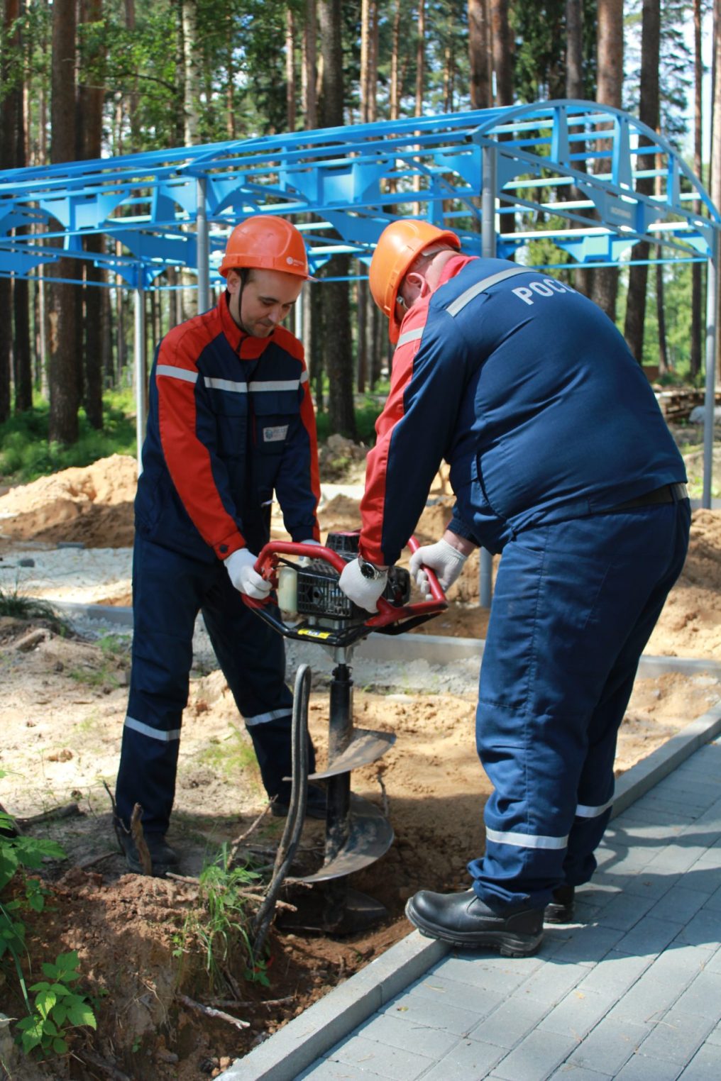 Энергетики смонтировали наружное освещение парка в Костромской области