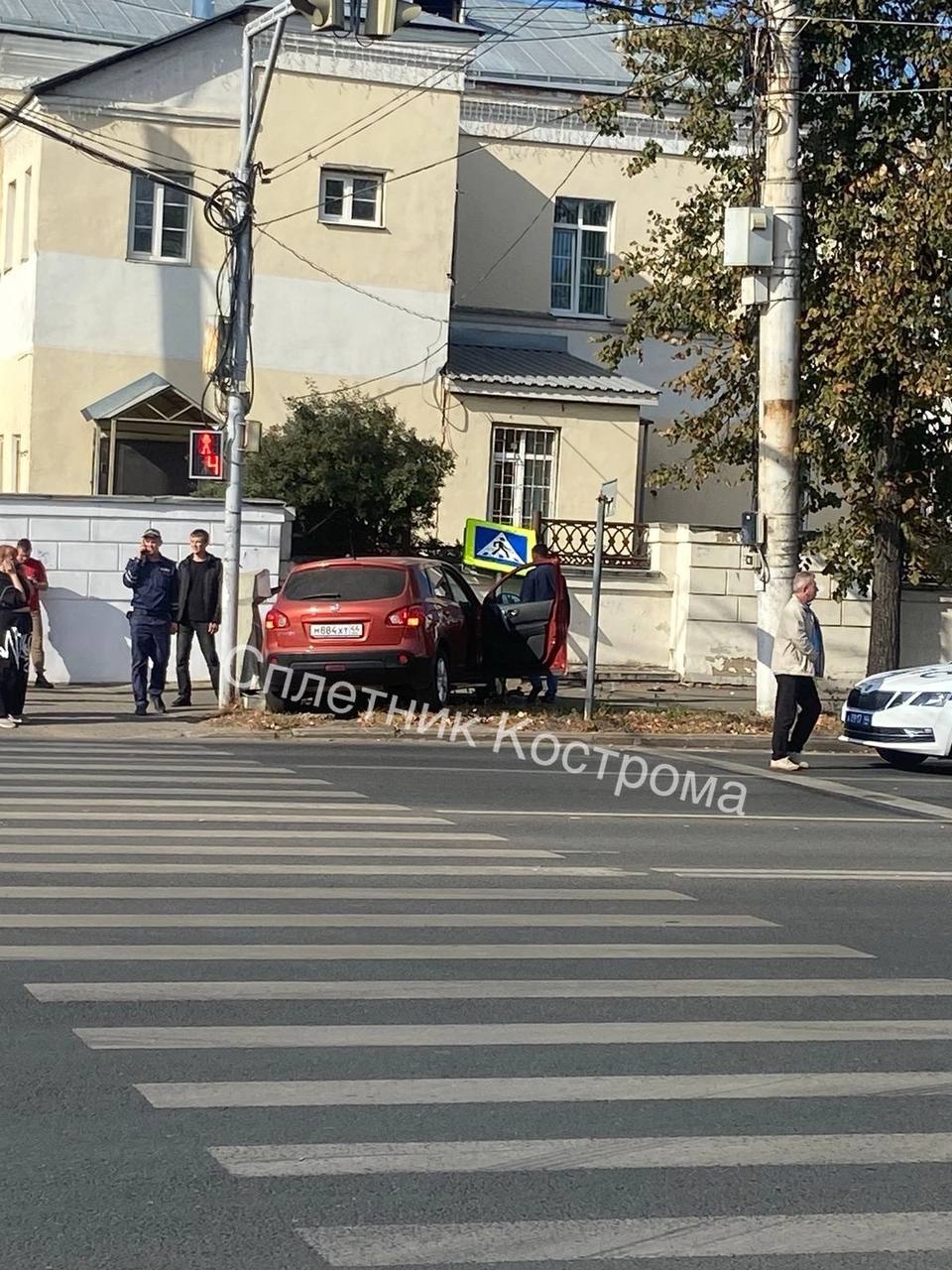 Иномарка расколола бетонный забор городской больницы Костромы