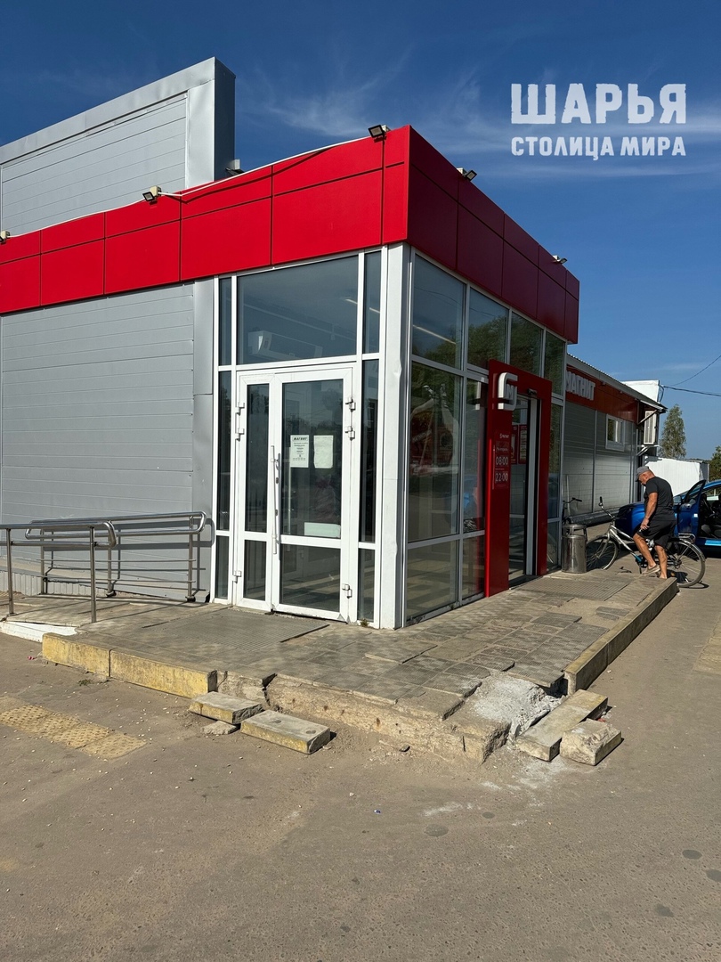 Самокатчиков обвиняют в разрушении крыльца супермаркета в костромском райцентре