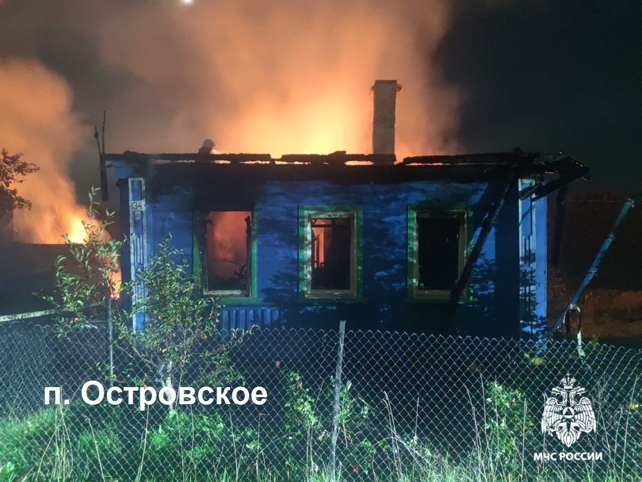 Сразу два дома горели ночью под Костромой