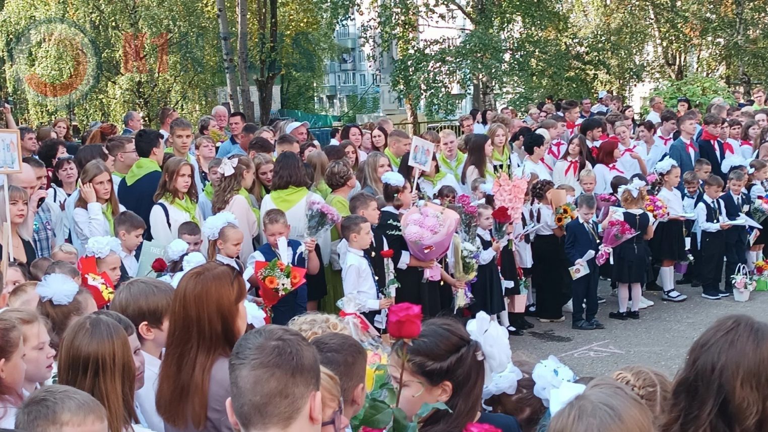 В костромских школах проходят торжественные линейки