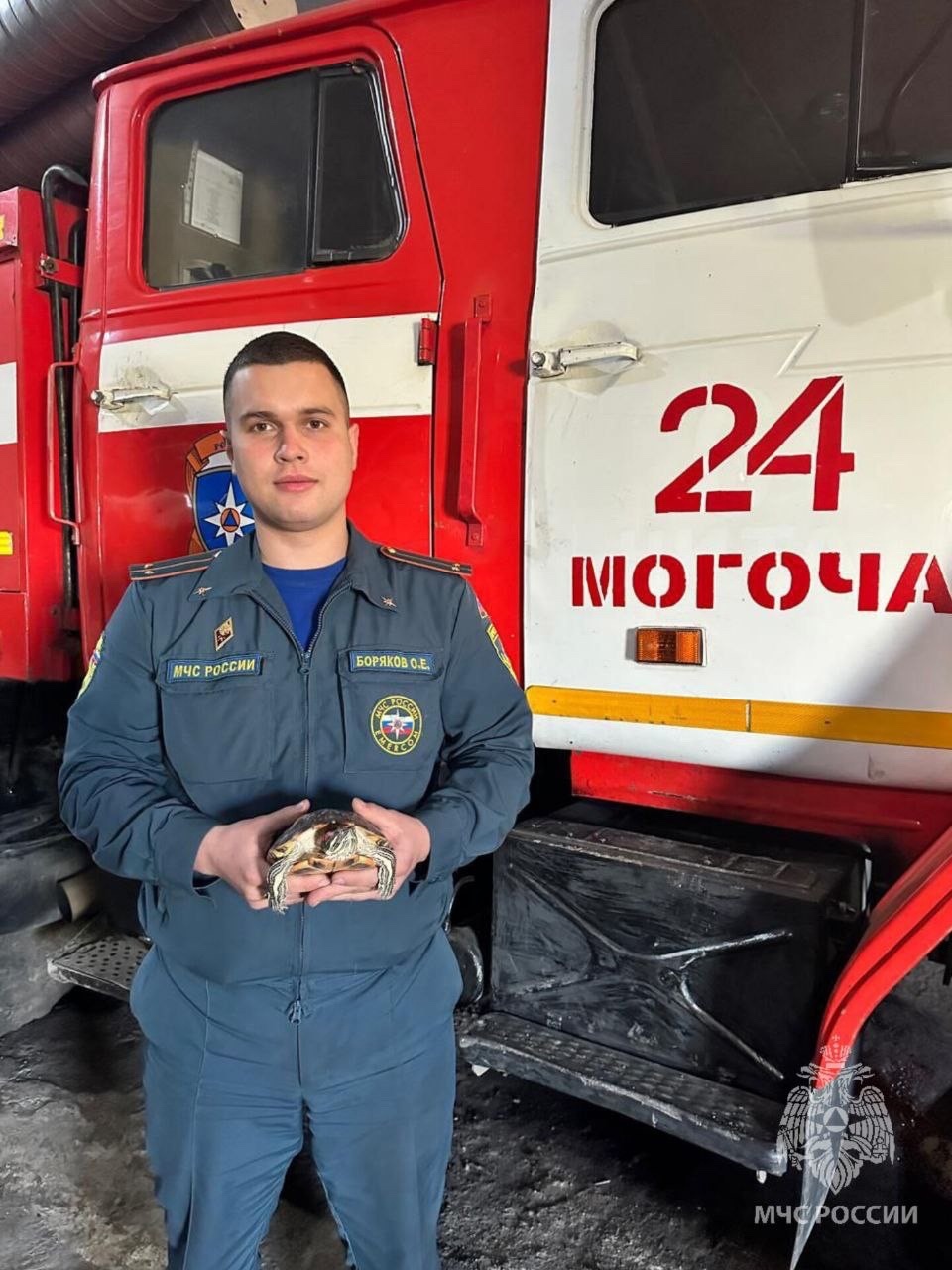 Рыжая красотка провела строевой смотр личного состава МЧС в Костроме
