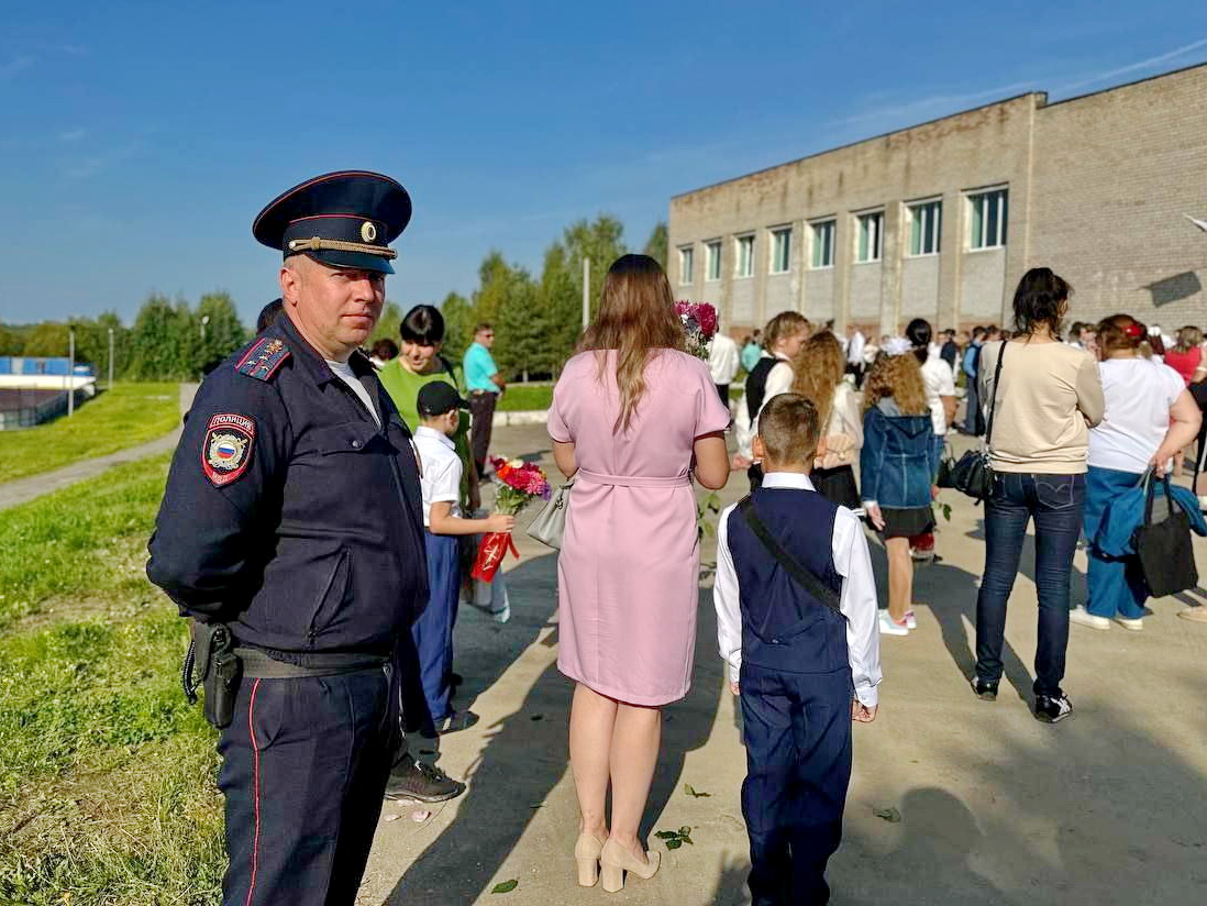 Маленькие костромичи шли в школу с полицейскими