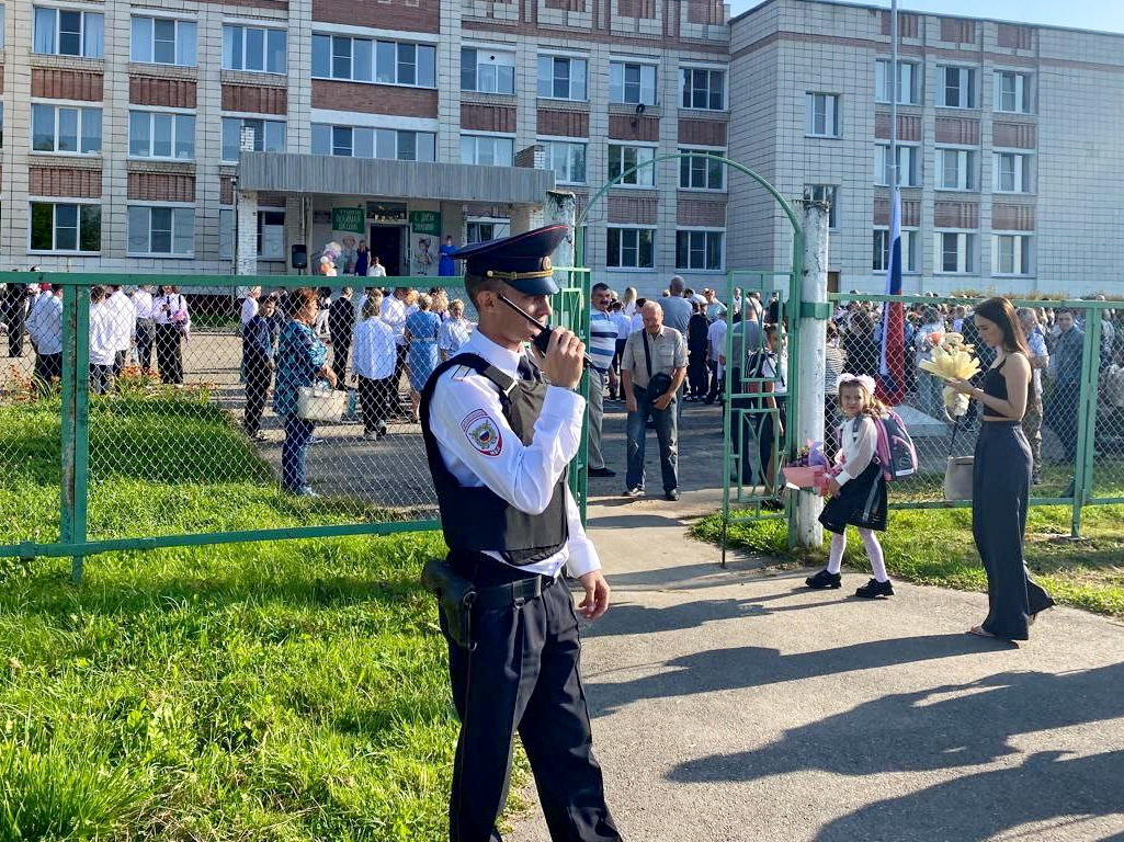 Маленькие костромичи шли в школу с полицейскими