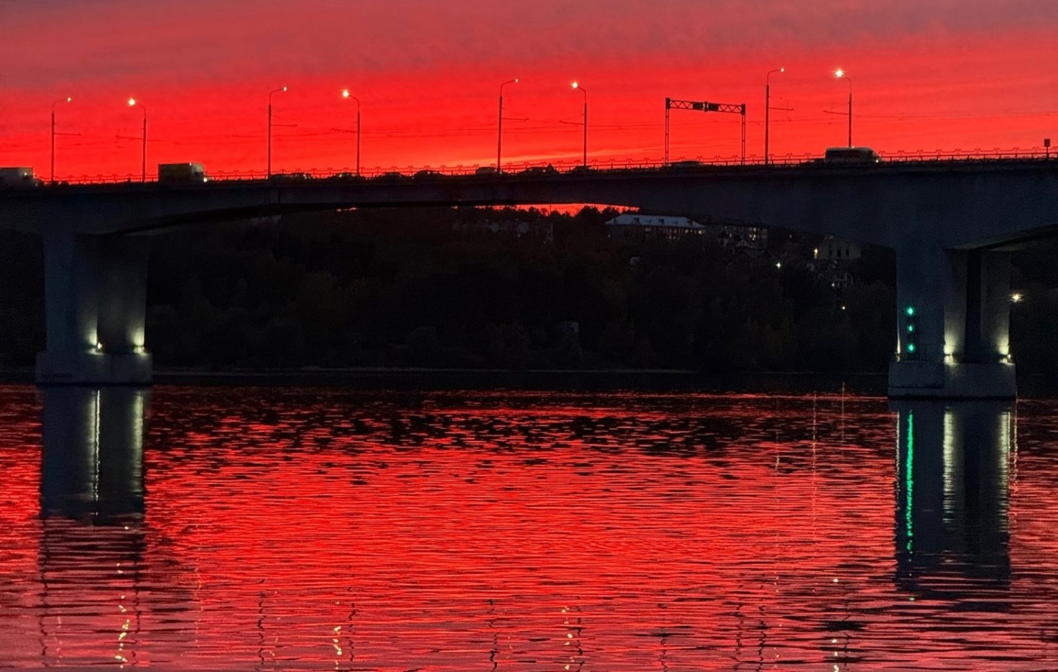 Кровавый пугающий закат пылал над Костромой