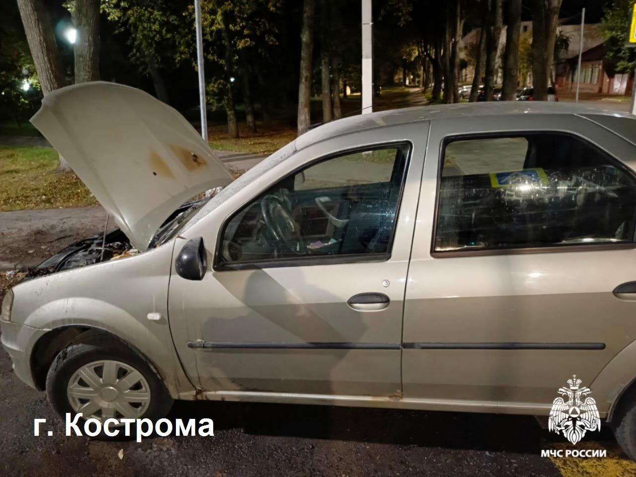 Иномарка запылала прямо в движении на дороге в Костроме