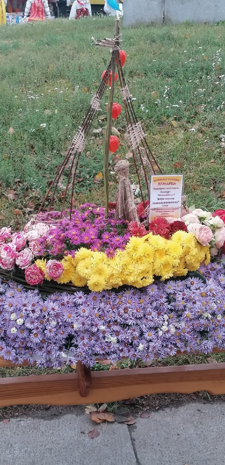 Ладьи из цветов пустили по центру города костромичи