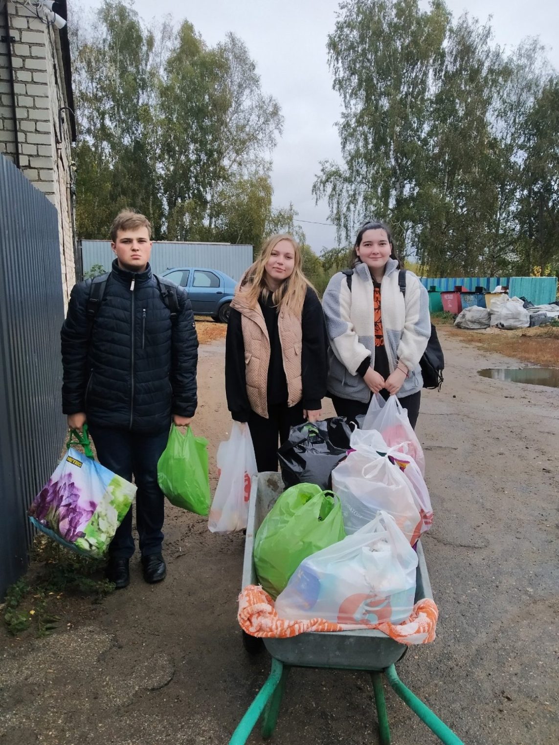 Студенты костромского вуза помогли заготовить овощи для питомцев приюта
