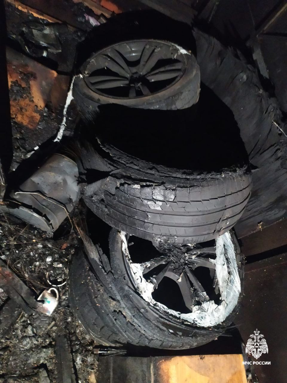 Прохожие случайно подожгли чужой гараж в Костроме