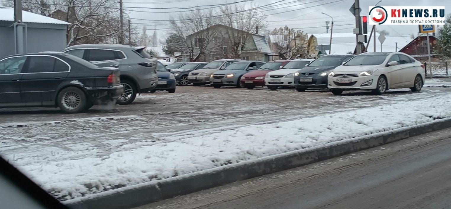 Кострома в ажиотаже: очереди на переобувку машин занимают с ночи