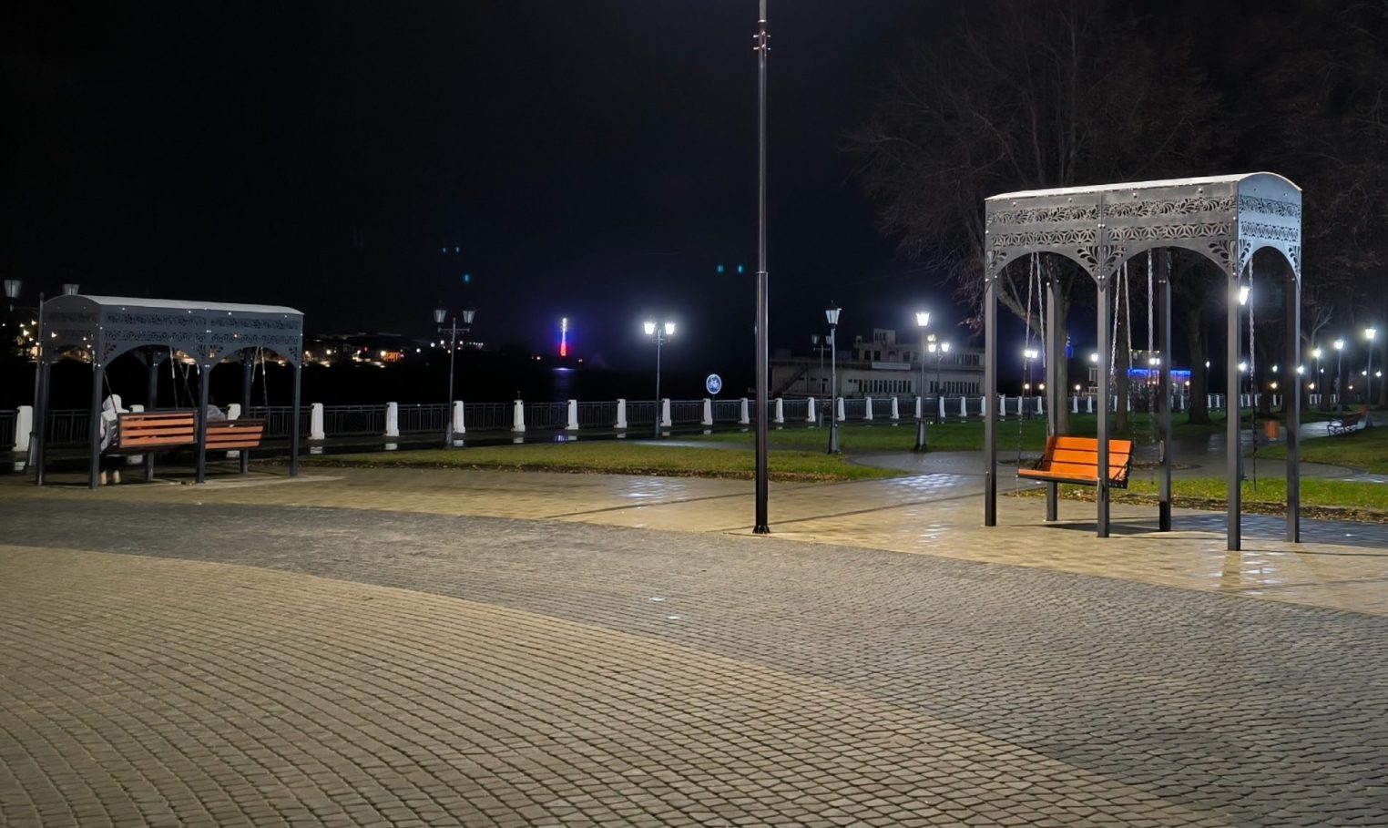 Вандалы разнесли уникальные качели на набережной в Костроме