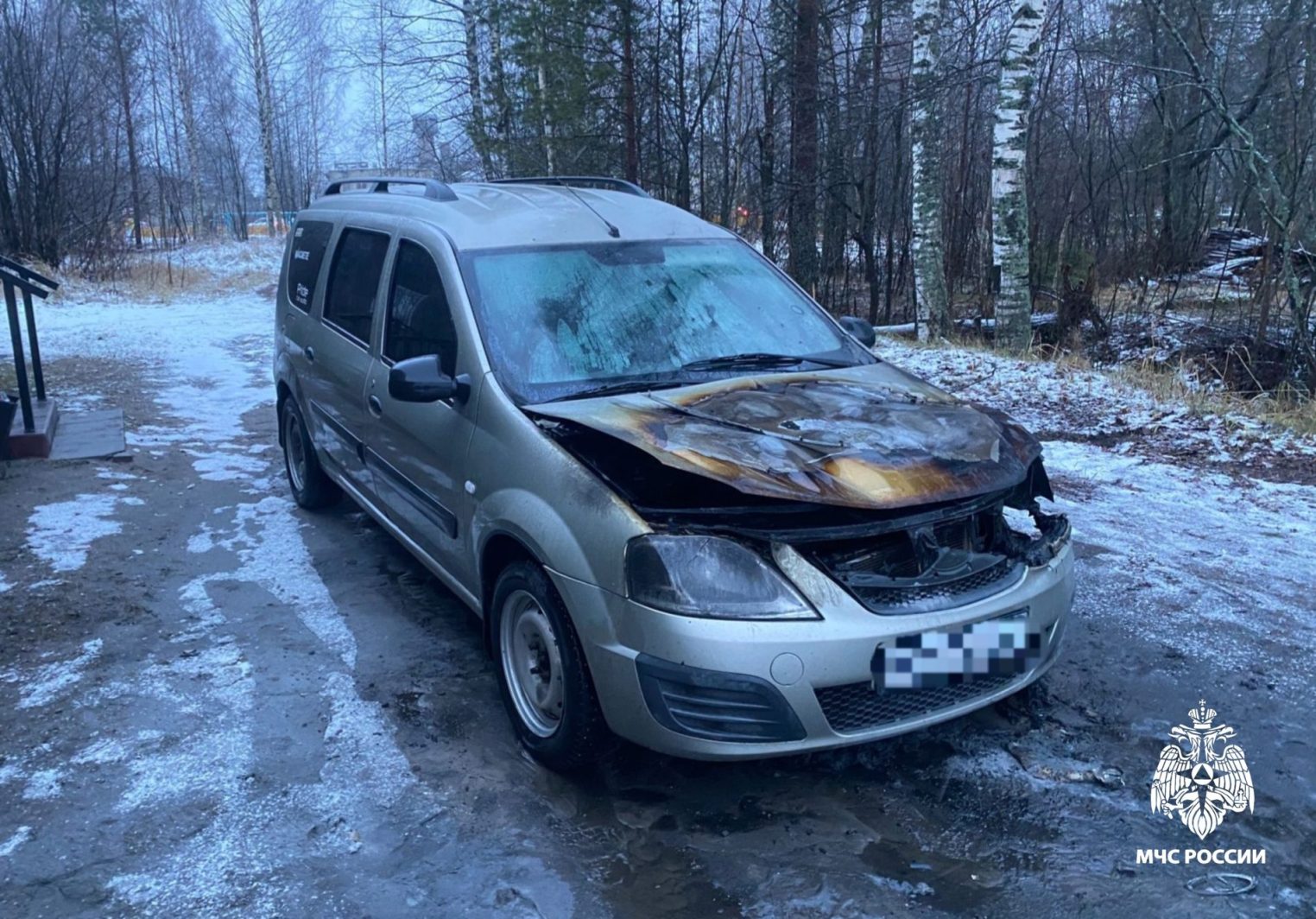 В Костромской области красиво горела Лада Ларгус