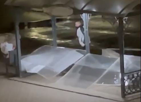 Вандал разгромил новую остановку в Костроме