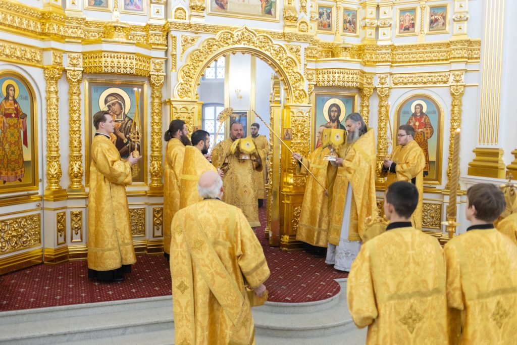 Новую сень для Феодоровской иконы Божией Матери освятили в Костроме